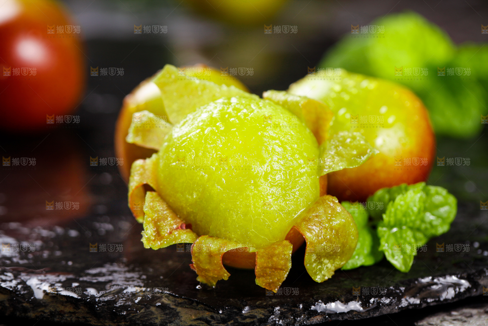 黑石板上放着半边红脱骨李