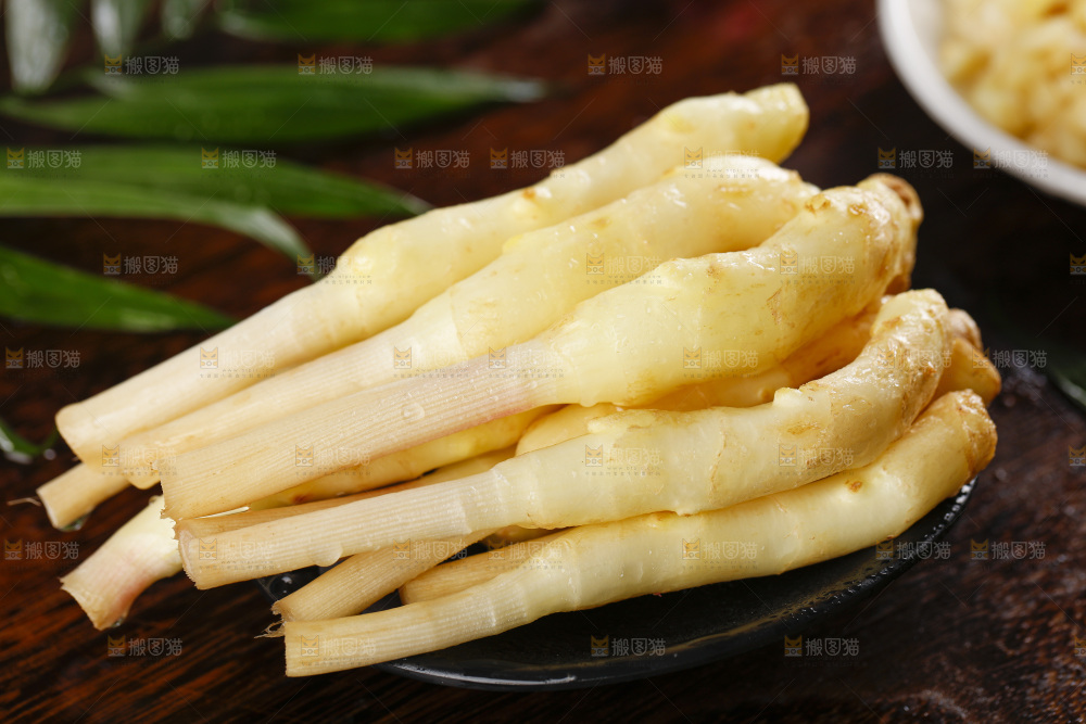 木板上放着生姜