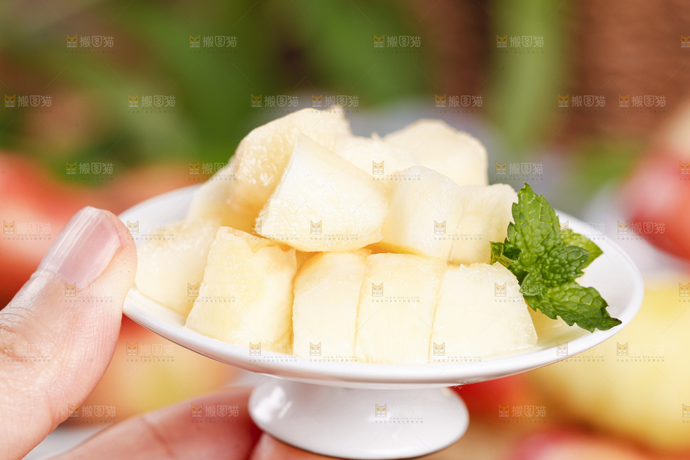 碟子里的蟠桃果肉