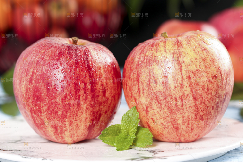 亮底上盘子里装着山西红富士苹果