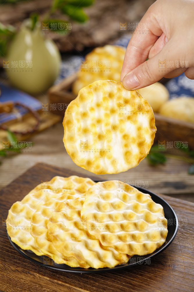 手里拿着石子馍