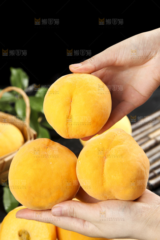 手里拿着新鲜黄桃