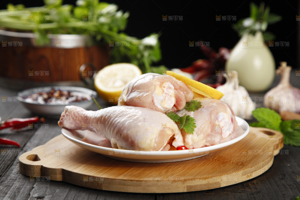 木板上放着一盘新鲜鸡腿