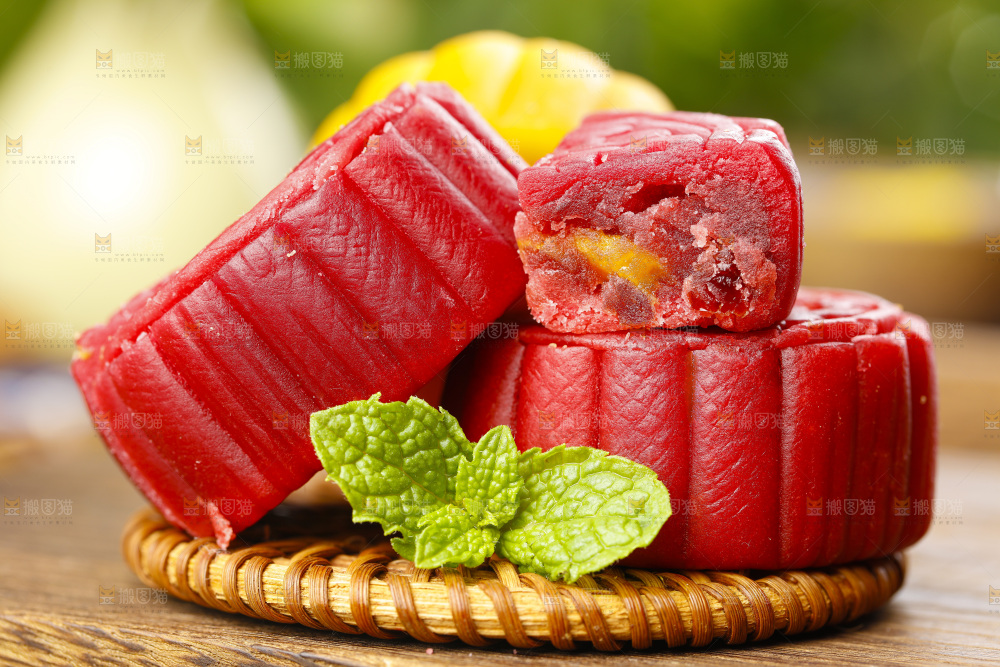 浅底上的流沙蛋黄月饼