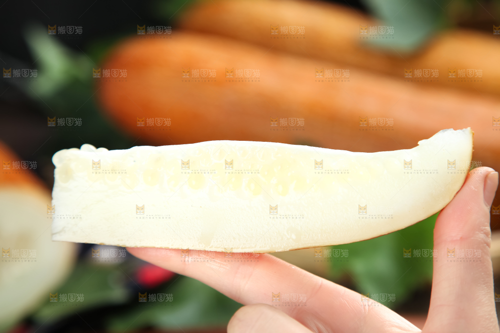 手里拿着新鲜老黄瓜