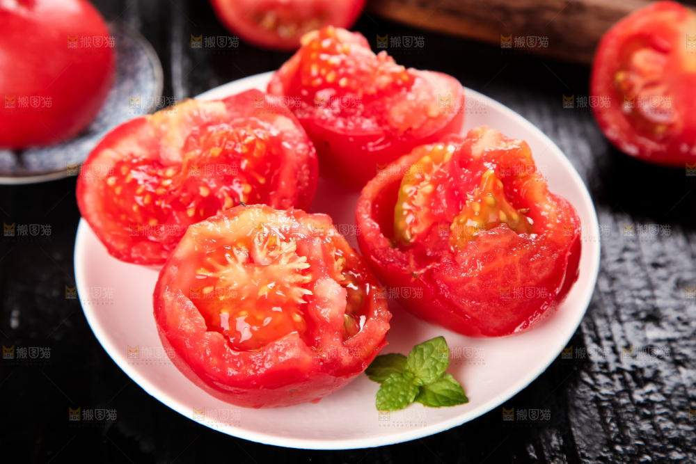 木板上的新鲜西红柿