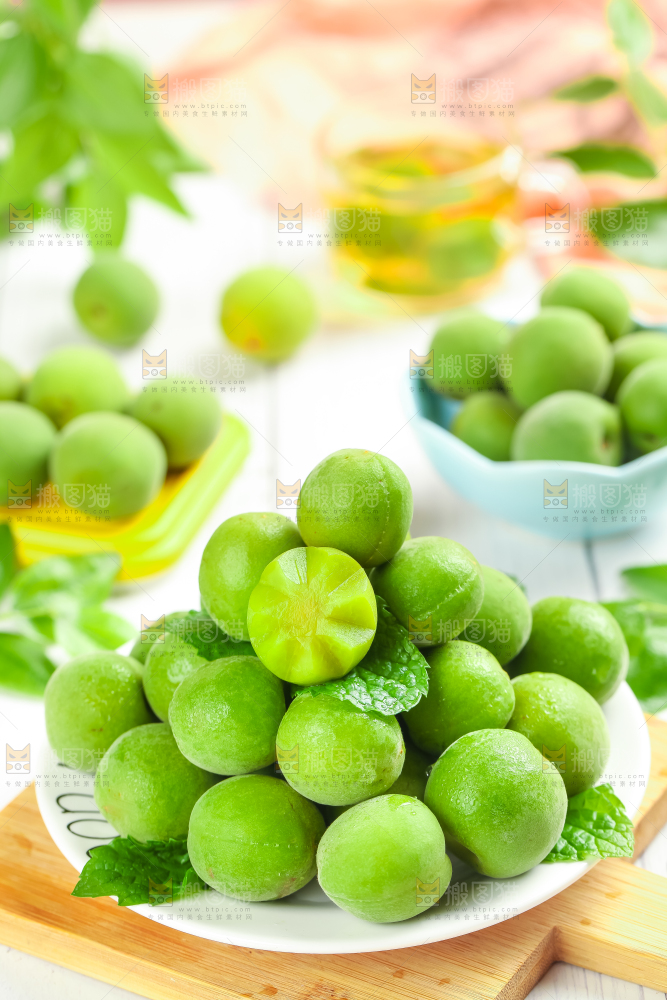 盘里装着青梅果