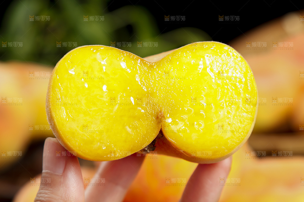 手里拿着陕西毛蟠桃