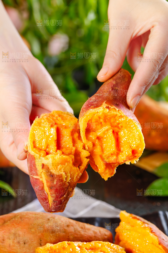 手里拿着红蜜薯