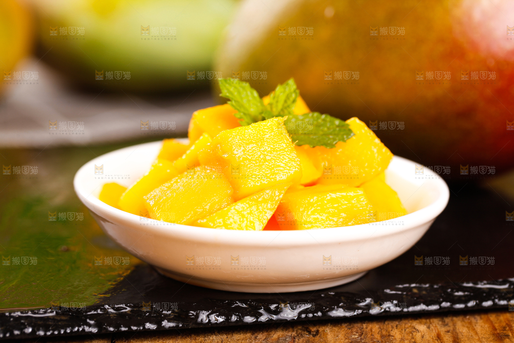 碟子上放着芒果果肉