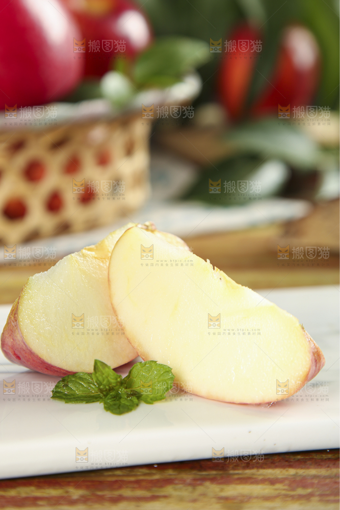 石板上摆放着陕西红富士苹果