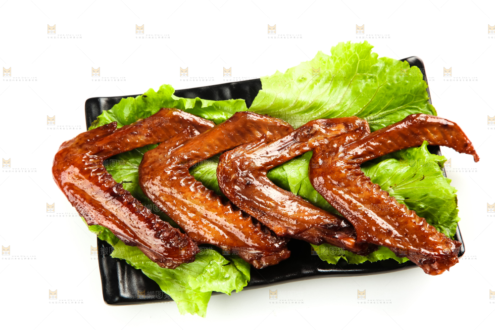 白底上放着酱香鸭翅