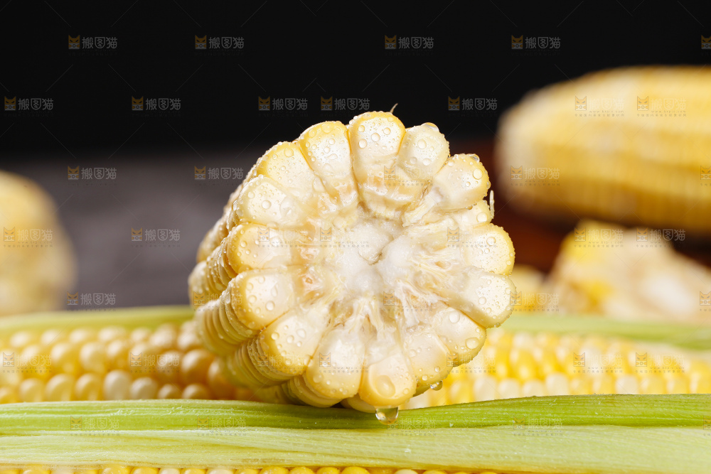 盘子里的云南水果玉米
