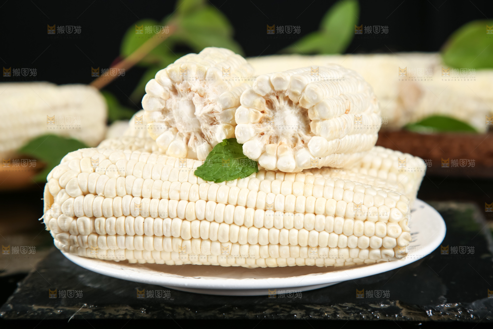 盘子里装着牛奶糯玉米