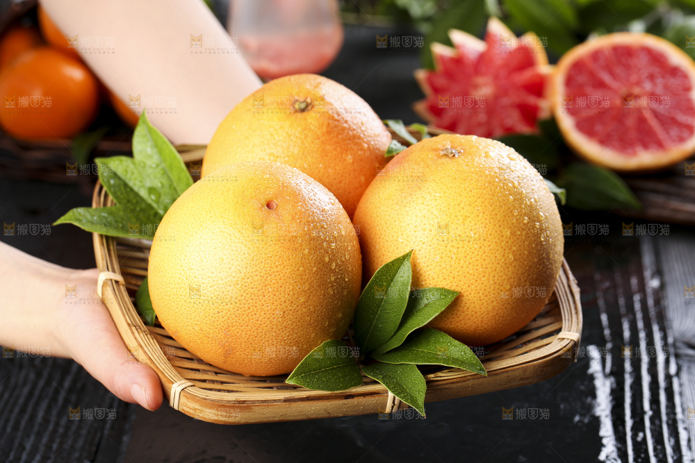 盘子里的红肉葡萄柚