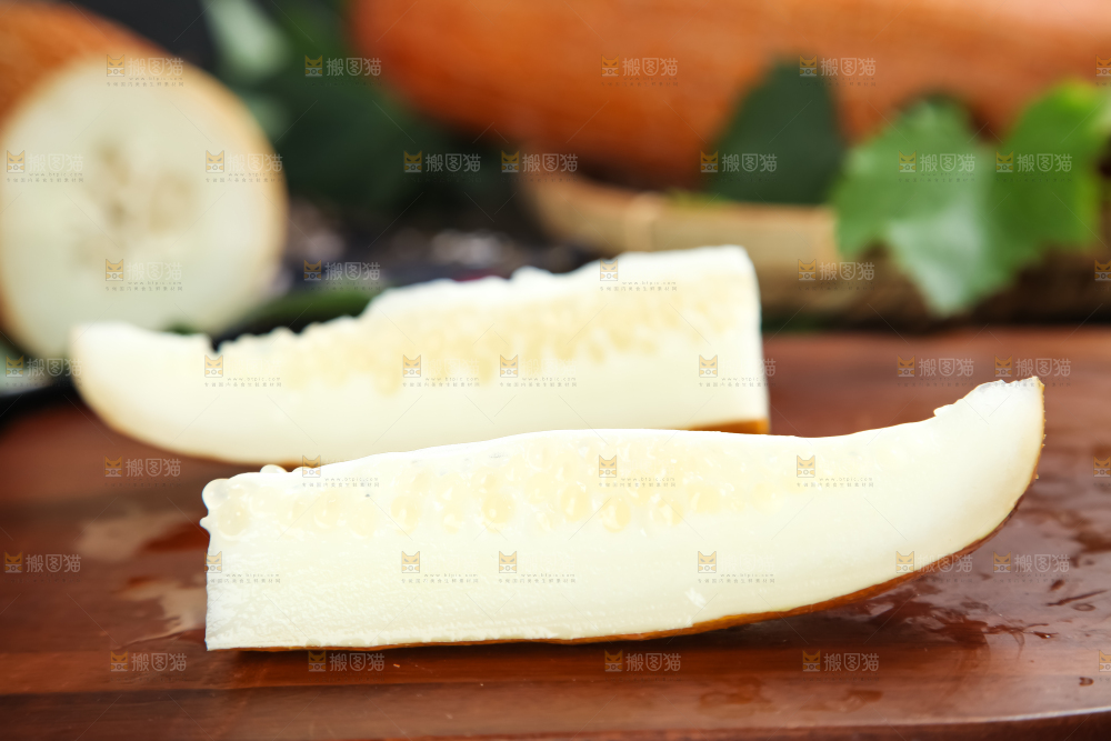 木板上的黄皮大黄瓜