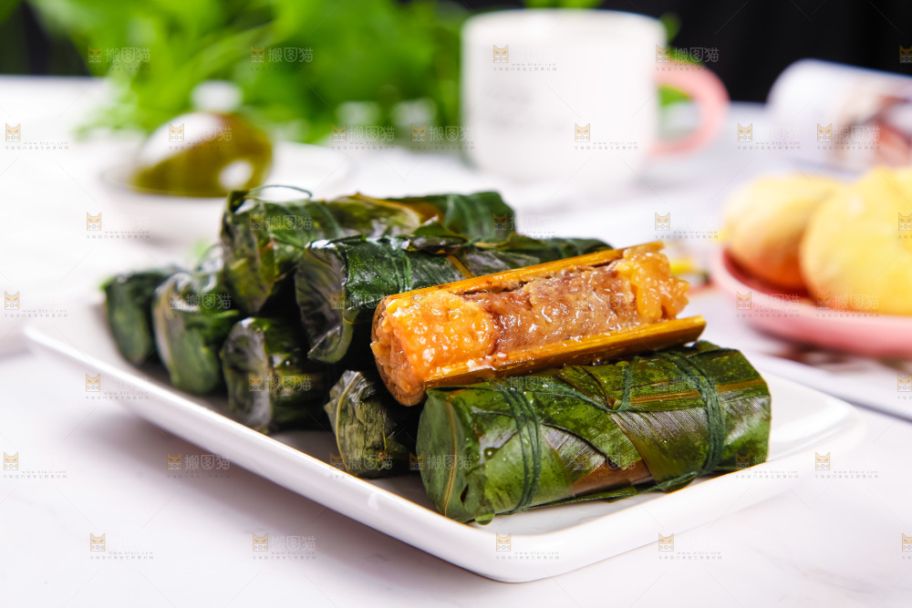 盘子里装着香竹糯米饭