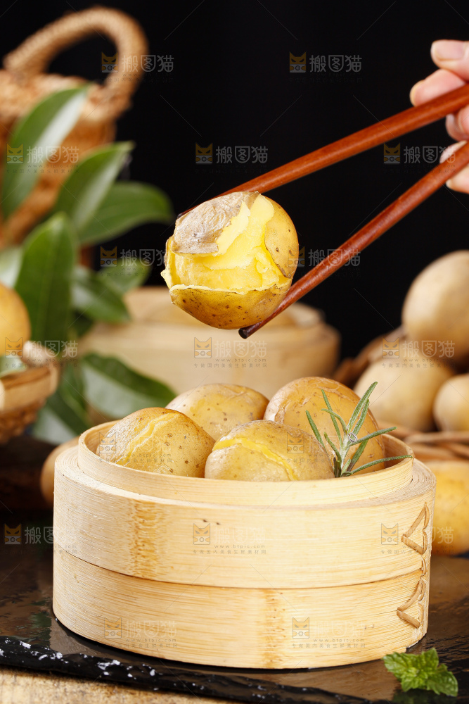 蒸笼里放着湖北高山小土豆