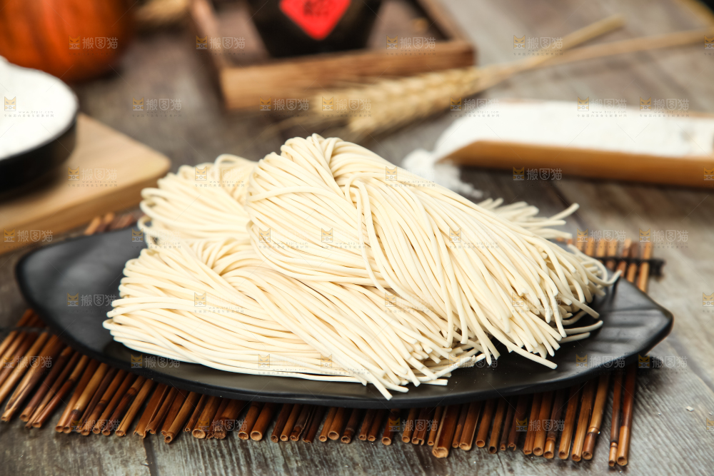 木板上放着一盘细面条
