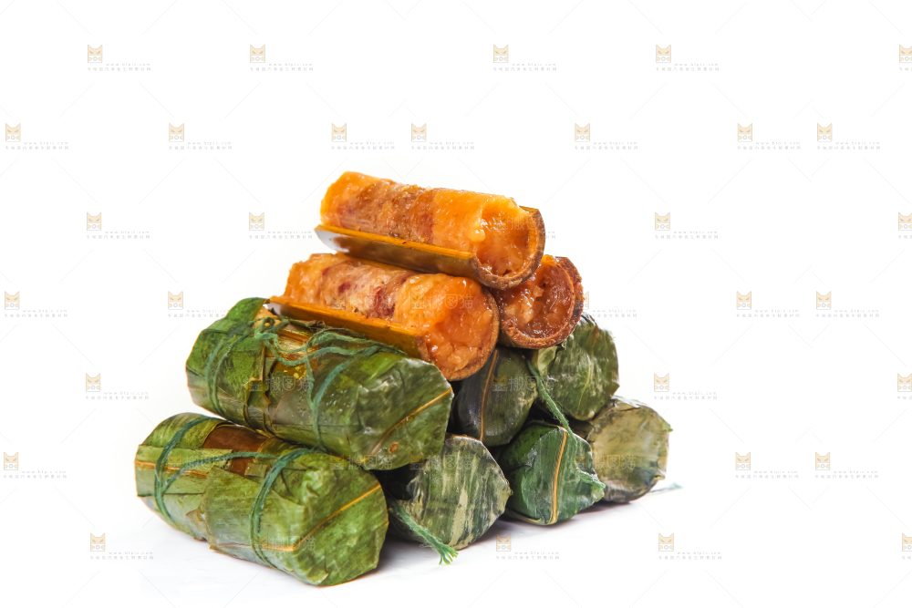 白底上放着竹筒肉粽