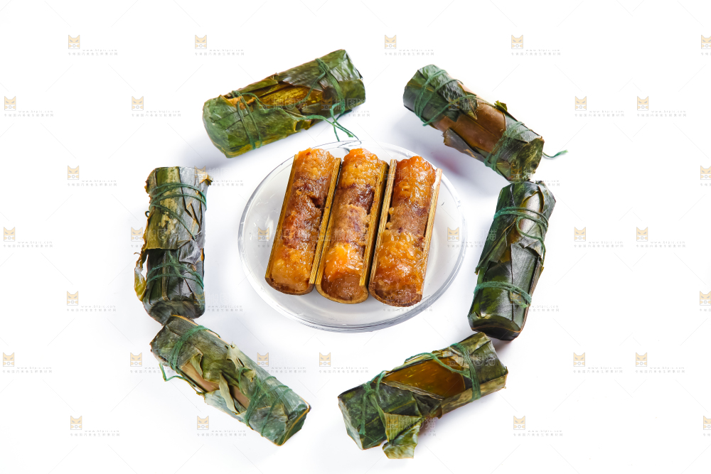 白底上放着竹筒肉粽