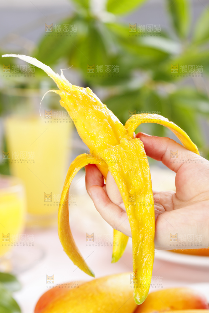 石板上放着辣椒芒