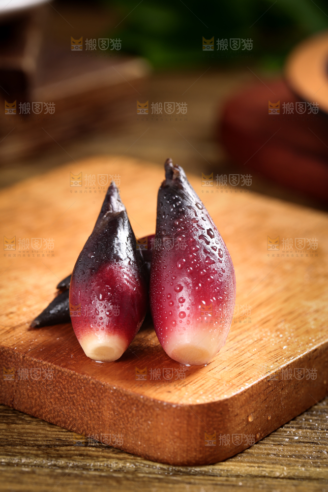 木底上摆放着阳荷姜