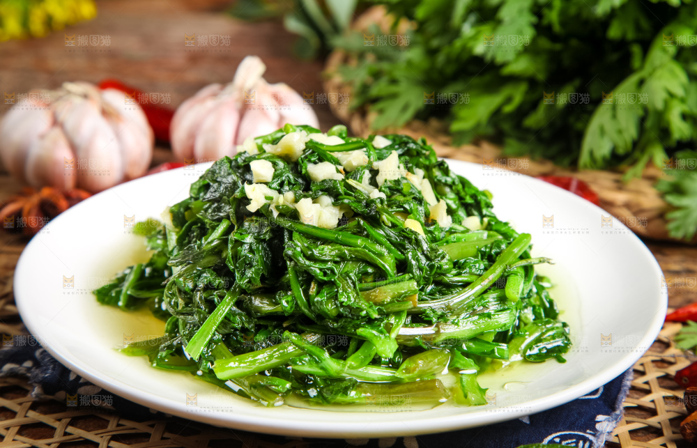 盘子里的炒茼蒿