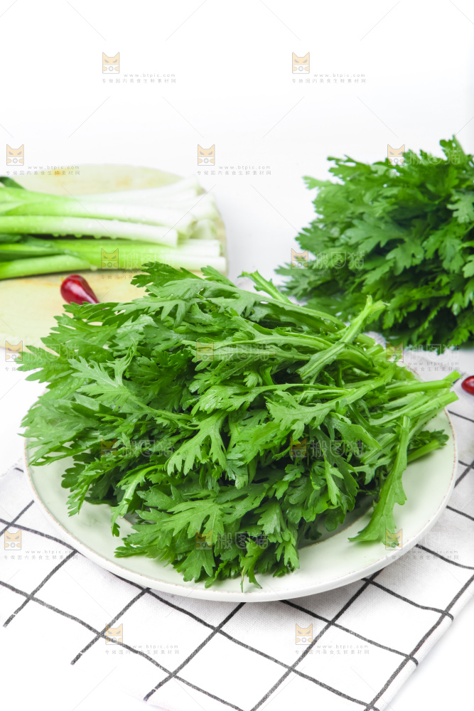 盘子里装着茼蒿