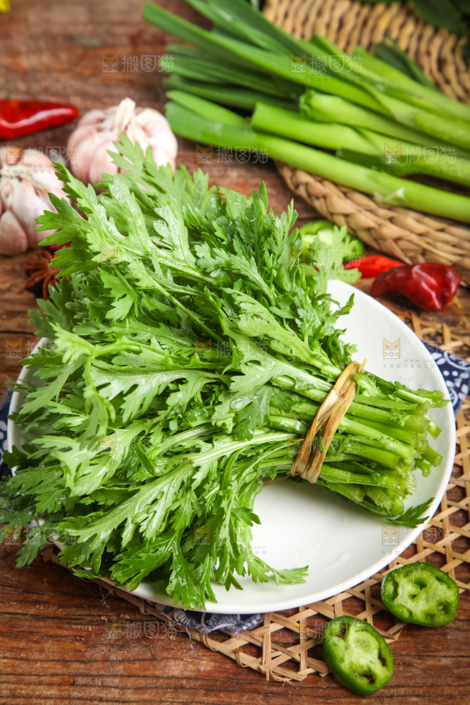 盘子里的茼蒿