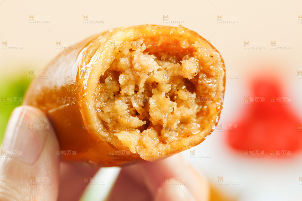手里拿着墨鱼仔