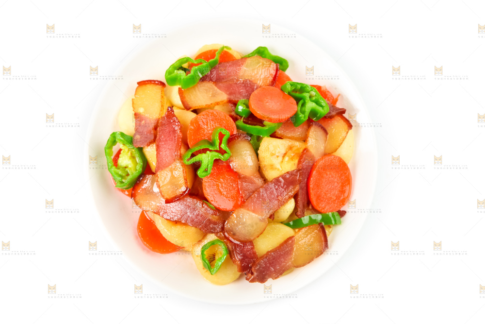 盘子里装着腊肉炒马蹄
