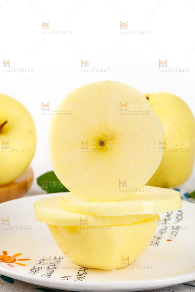 盘子里装着黄香蕉苹果