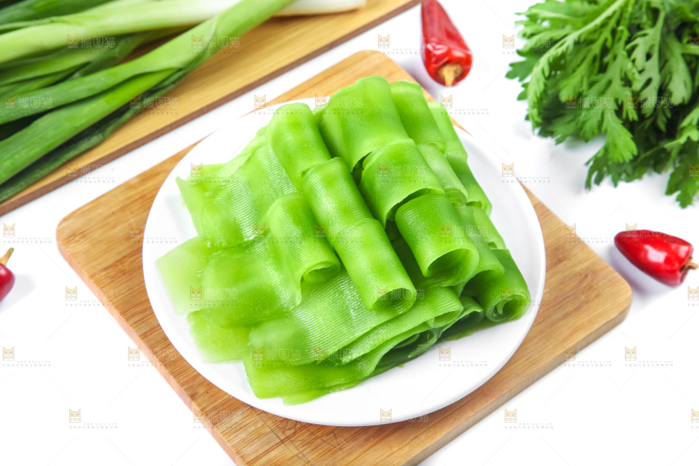 盘子里装着莴笋片