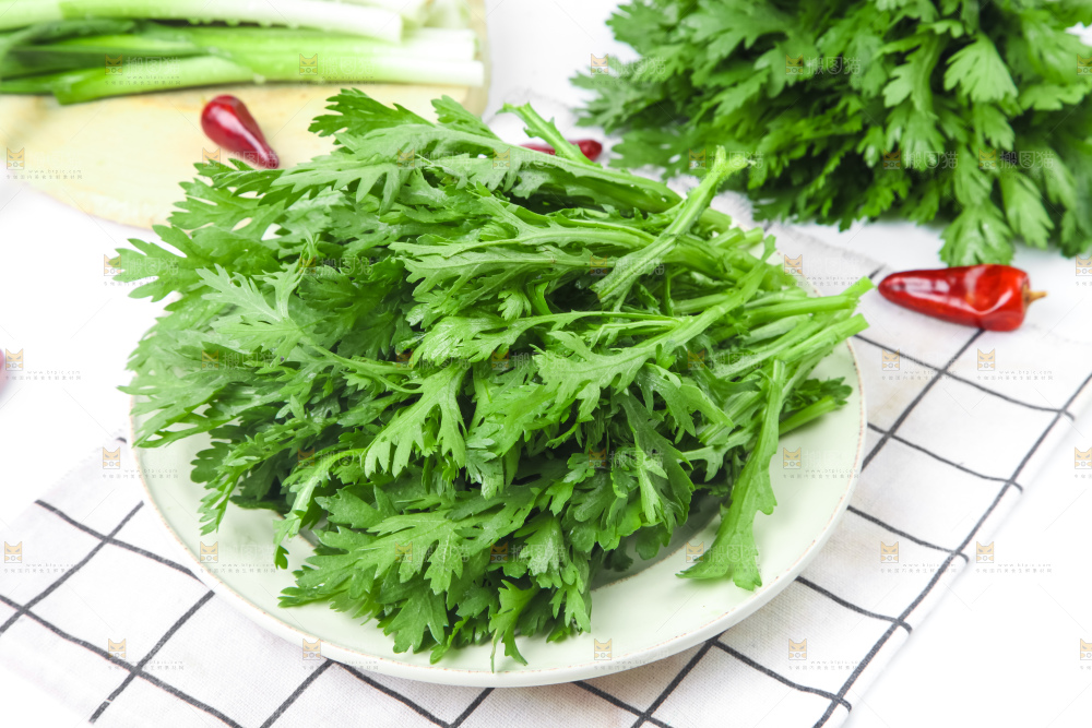 盘子里装着茼蒿