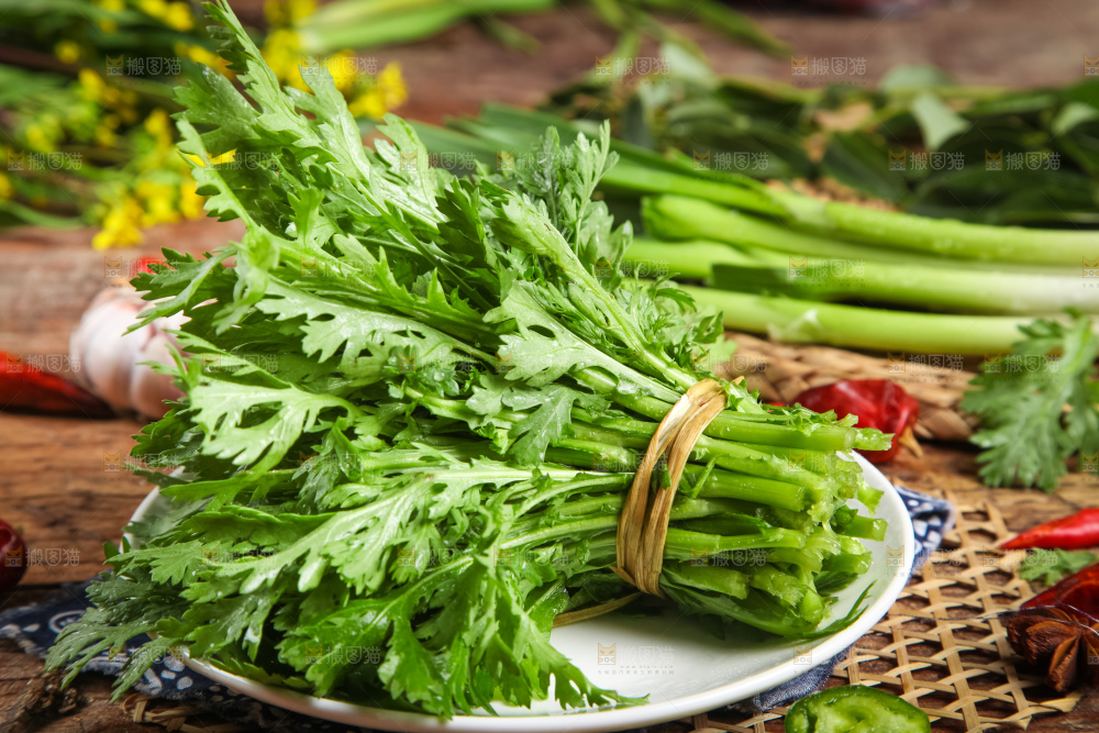 盘子里的茼蒿