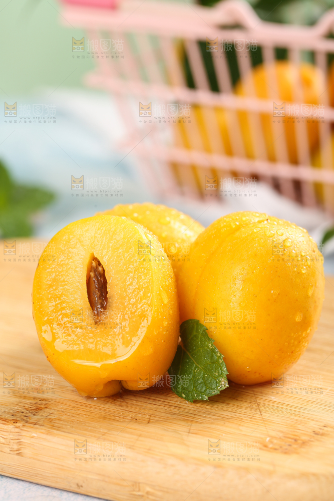 木板上摆放着小白杏