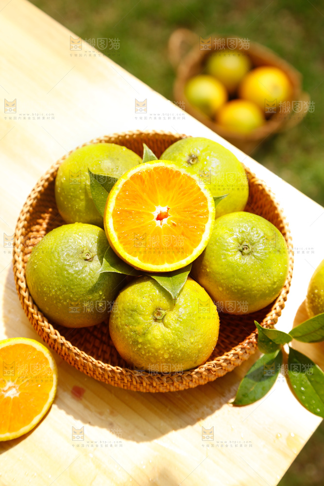 木底上摆放着湖北秭归夏橙