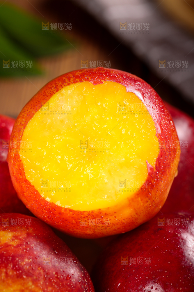 摆放着一堆的黄心油桃