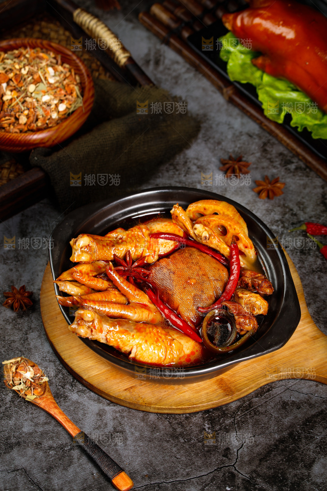 碟子里装着卤鸡腿和鸡爪