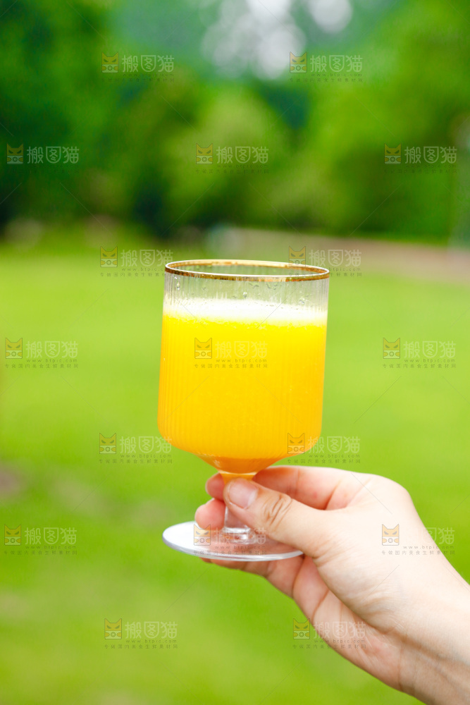 手里拿着一杯芒果汁