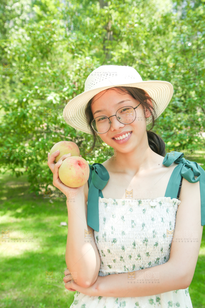 手里拿着水蜜桃