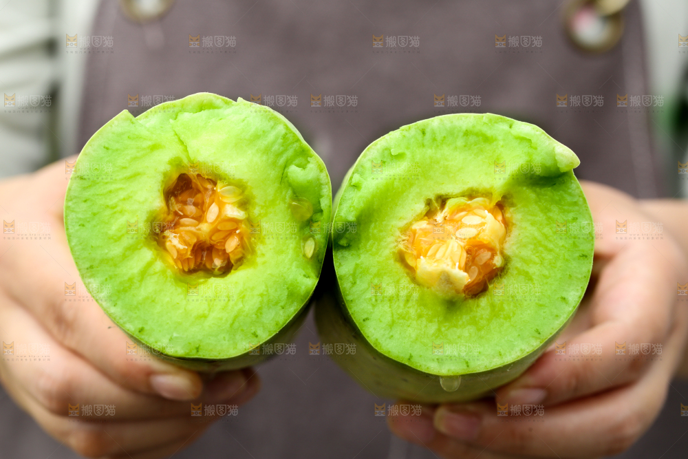 手里拿着羊角蜜