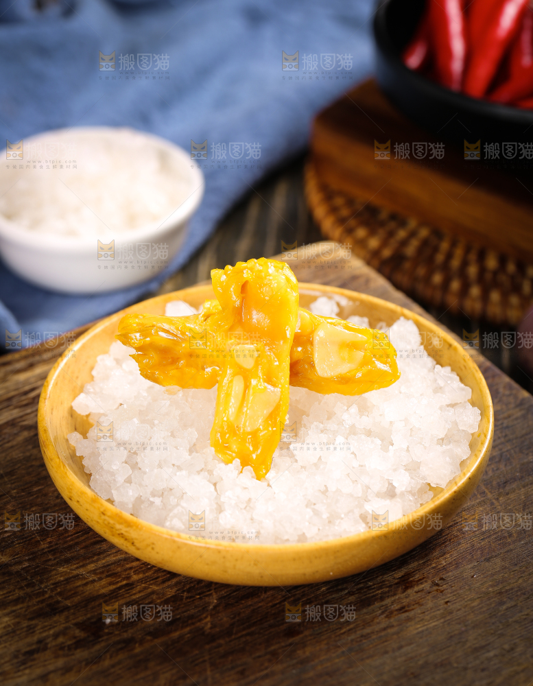 碟子里装着盐焗鸡脚筋