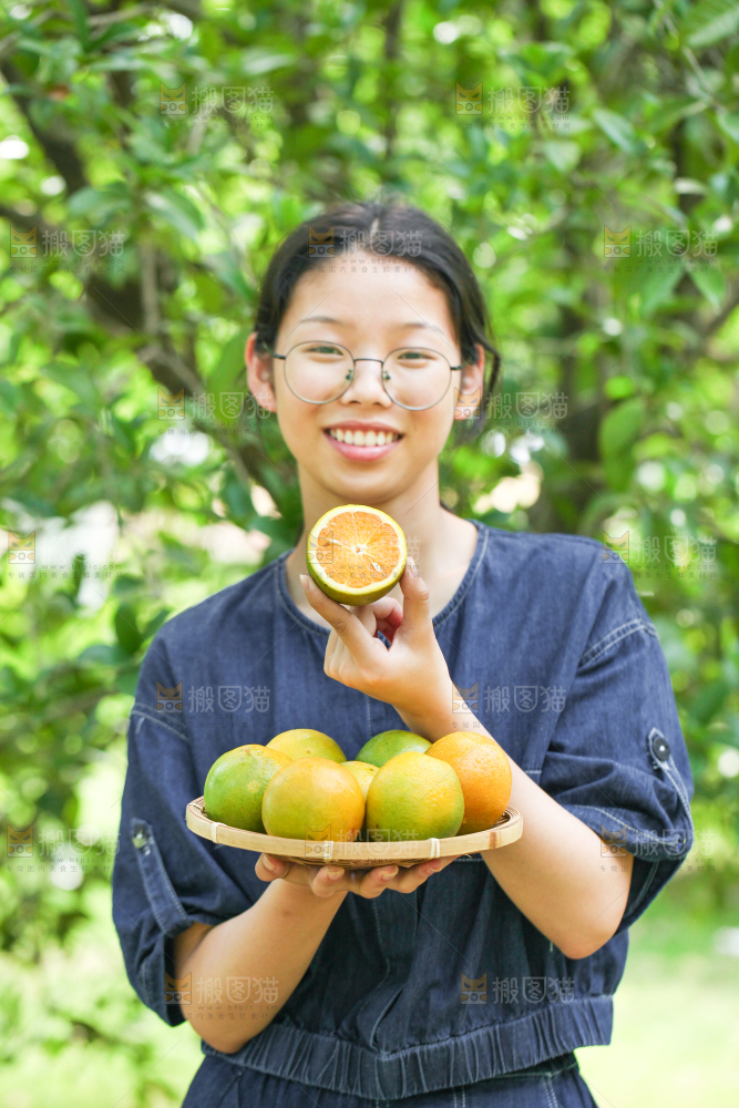 手里拿着一篮夏橙