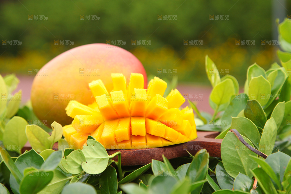 木板上摆放着苹果芒