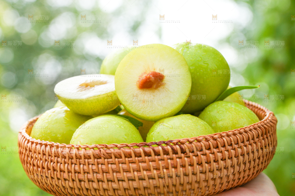 手里端着一篮黄金李