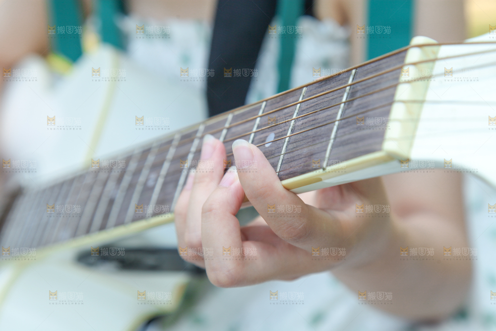 女孩正在弹吉他