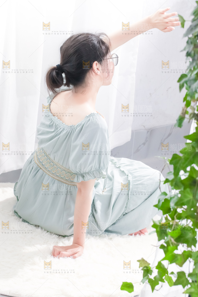 毛毯上坐着一位女孩