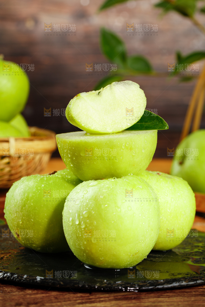 黑底上摆放着陕西青苹果